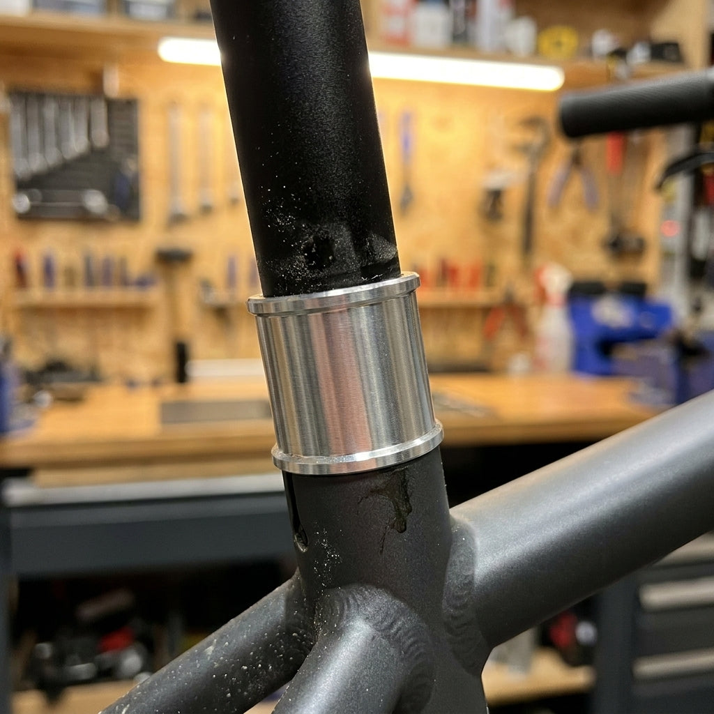 Ergotec Kalibrierbuchse silber für Sattelstütze Ø 27,2mm, Rohr Ø 28,8mm, 80mm. Präzise Fahrradteil-Anpassung.