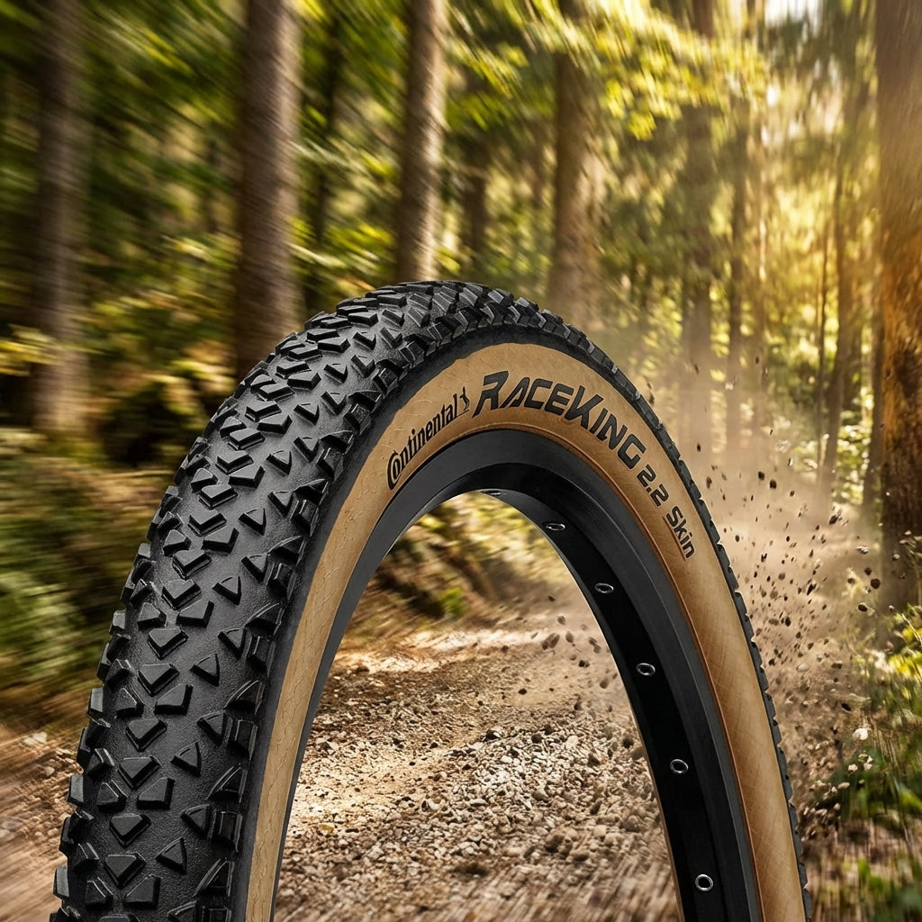 Continental Race King 2.2 Skin Mountainbike Reifen schwarz-braun auf Waldweg, Staub aufwirbelnd