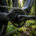 ConneX E-Bike Kettenblatt 42 Zähne Narrow Wide für präzise Schaltleistung, mit Kette am E-MTB im Wald.