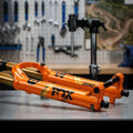 FOX Service Set 40 27.5" Shiny Orange für Federgabel. Downhill Mountainbike Ersatzteil 20x110 Boost für maximale Präzision & Steifigkeit.
