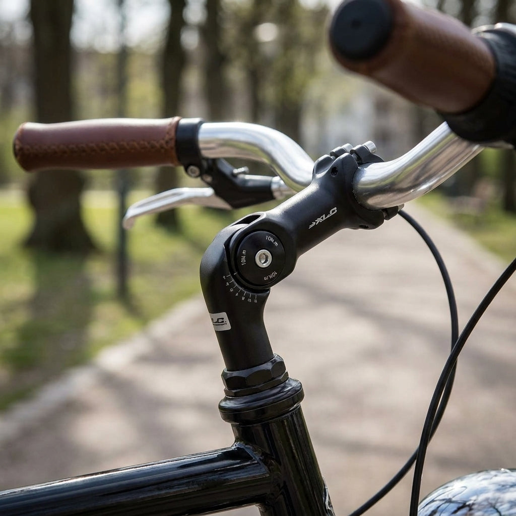 XLC Vorbau ST-T02 Alu Ø 22,2 mm schwarz, verstellbar, montiert am Fahrradlenker mit braunen Griffen.