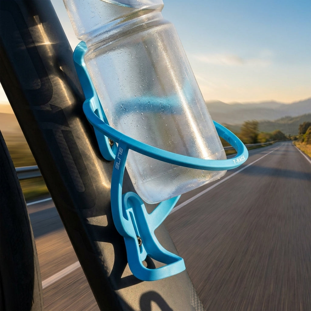 Elite T-RACE Flaschenhalter in Hellblau am Fahrradrahmen, hält eine beschlagene Wasserflasche auf einer Straße.
