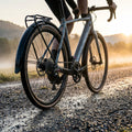 Centurion Nachrüst-Schutzbleche 28 Zoll schwarz am Gravelbike auf nassem Schotterweg.
