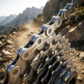 SRAM Power Chain PC-1051 10-fach Kette & Kassette, langlebig für Road & MTB, auf Gebirgspfad im Sonnenlicht.
