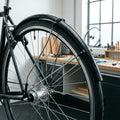 SKS Bluemels Primus Strebenset am Schutzblech eines nassen Fahrrad-Hinterrads in Werkstatt.