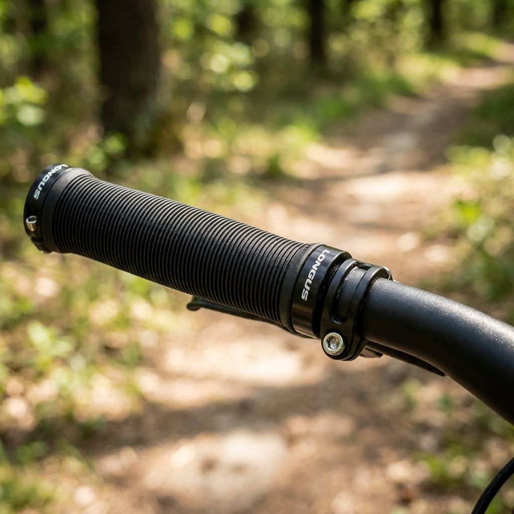Longus Loring 130 mm ergonomische Fahrradgriffe mit Schraubsicherung am Lenker auf einem Waldweg.