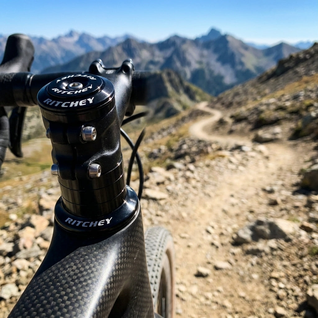 Ritchey Comp Tapered Steuersatz schwarz am Carbon-Gravelbike auf Bergpfad mit Serpentinen im Hintergrund.