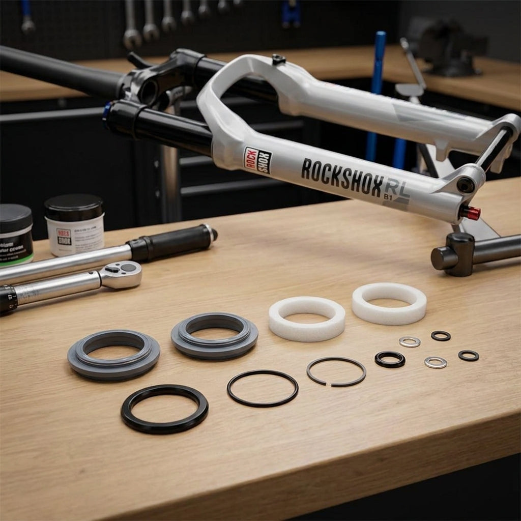 RockShox Recon RL B1 Federgabel Service-Kit 00.4315.032.626 (2012) silber mit Dichtungen auf Holztisch.