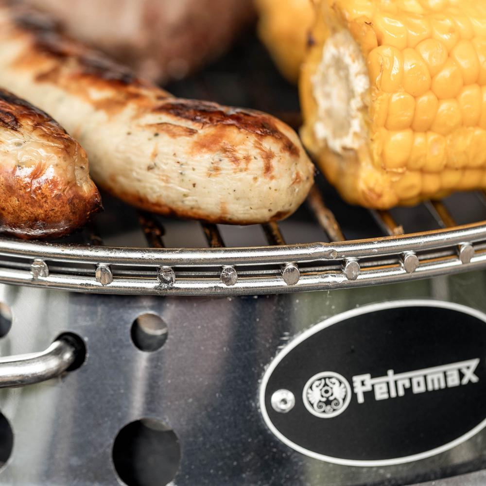 Petromax Atago Gasgrill kompakter, klappbarer Campinggrill mit Piezo-Zündung, Edelstahl, Ø 28 cm Grillrost, 3,8 kW Leistung, für Schraubkartuschen