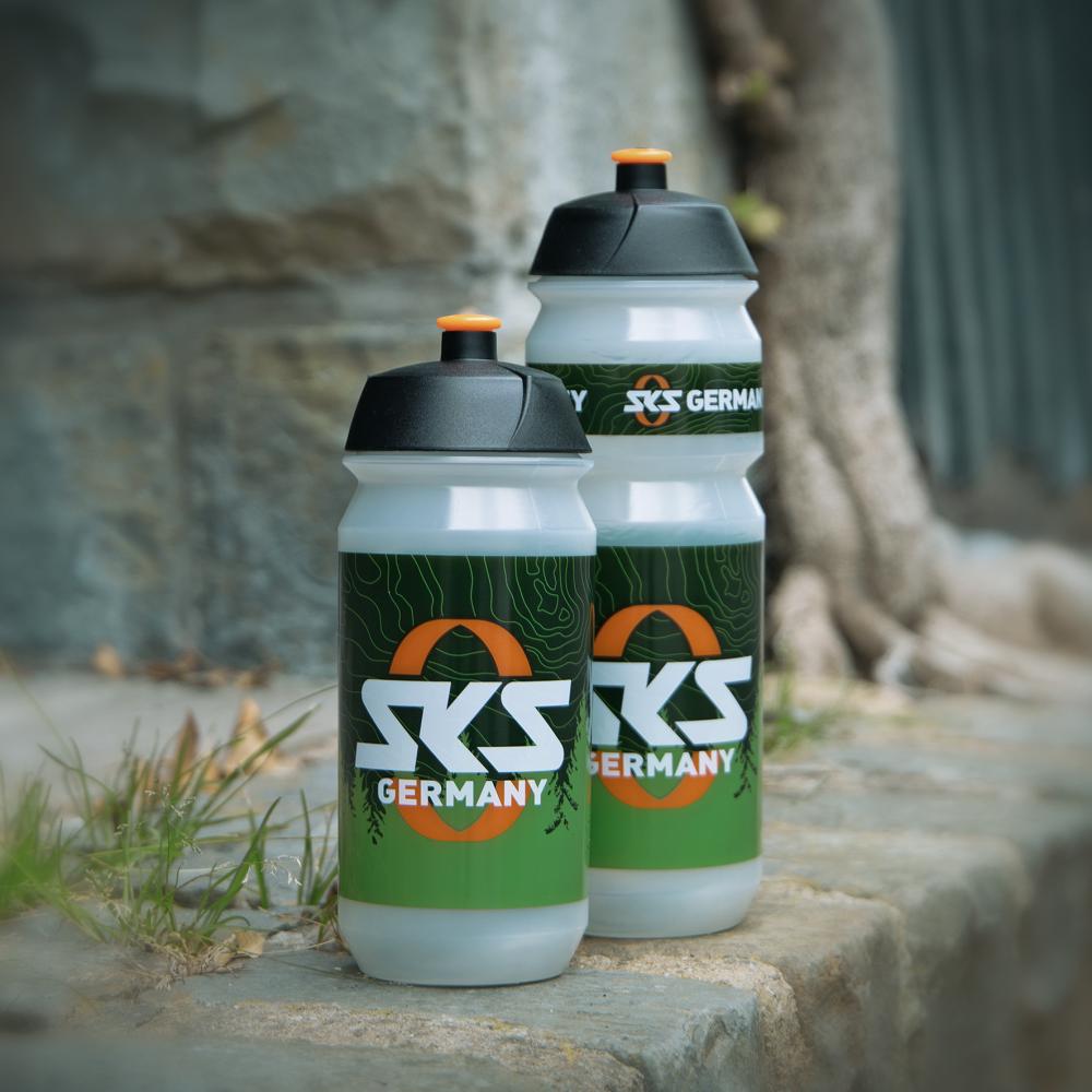 SKS Trinkflasche BIO Large 750ml: Nachhaltige, BPA-freie Fahrradflasche aus biobasiertem Kunststoff auf einer Steinmauer.