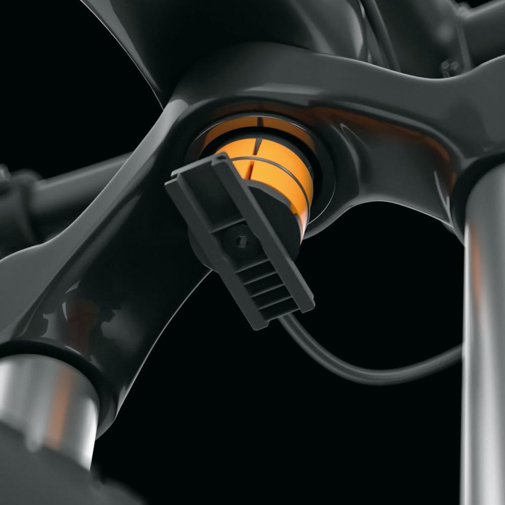 Nahaufnahme SKS Shockblade Dark Schutzblech-Steckmontage an Fahrradgabel mit orangefarbener Verriegelung.