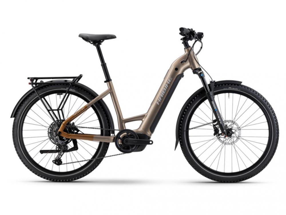Haibike TREKKING 6.5 LOW E-Trekkingrad, toffee/sand, mit Gepäckträger, Schutzblechen und Federgabel.