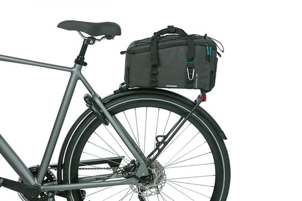 Basil Discovery 365D Trunkbag M schwarz auf grauem Fahrrad-Gepäckträger montiert.