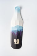 Ass Savers ASB-1 Big Mountainbike Spritzschutz, sand/blau/lila Flaschenform mit Berglandschafts-Design.