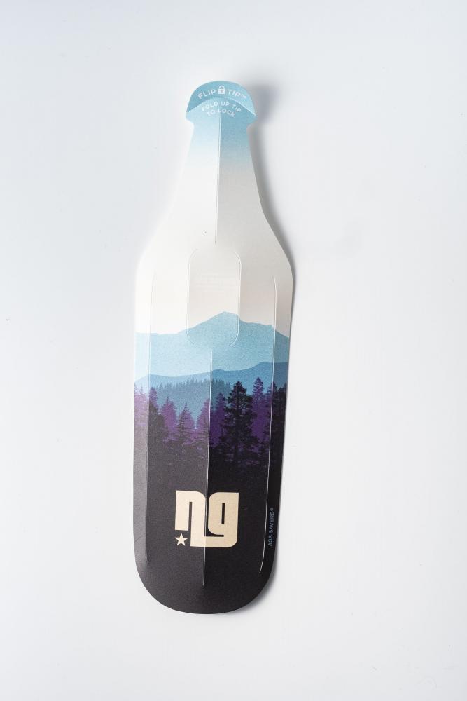 Ass Savers ASB-1 Big Mountainbike Spritzschutz, sand/blau/lila Flaschenform mit Berglandschafts-Design.