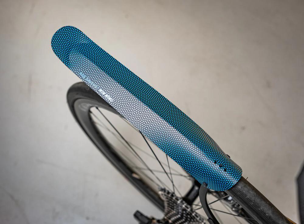 Ass Savers WRS-2 Win Wing 2 Road Spritzschutz HR, blue dots, ultraleichtes 64g Schutzblech für Rennräder bis 35mm Reifen, werkzeugfreie Montage