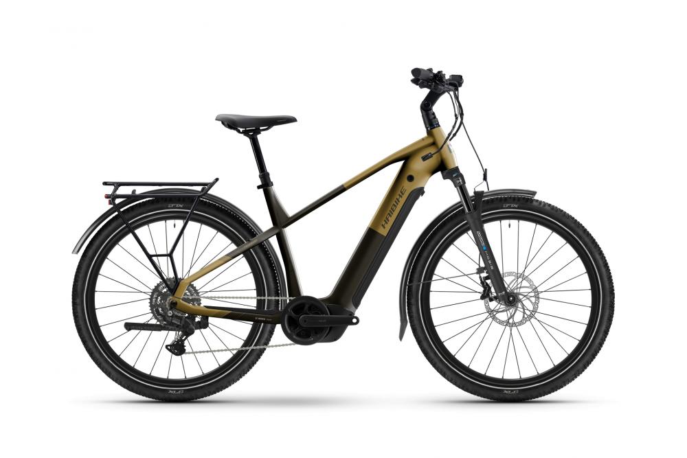 Haibike TREKKING 7.5 HIGH E-Trekkingrad in Schwarz-Gold, mit Gepäckträger, Schutzblechen und Federgabel.