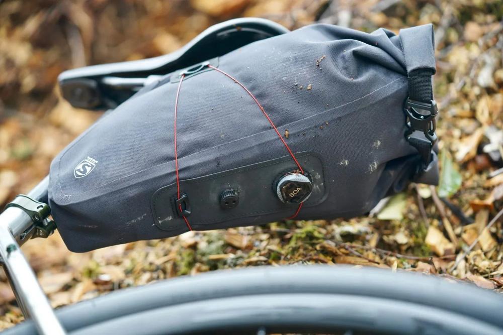 SILCA Grinta Adventure Bag - Wasserdichte Roll-Top Satteltasche 2-5 Liter, robuster BOA-Verschluss, aus recyceltem Material, ideal für Bikepacking und Abenteuer