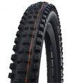 Schwalbe Big Betty Mountainbike Reifen, schwarz, mit aggressivem Stollenprofil und orangefarbenen Streifen.