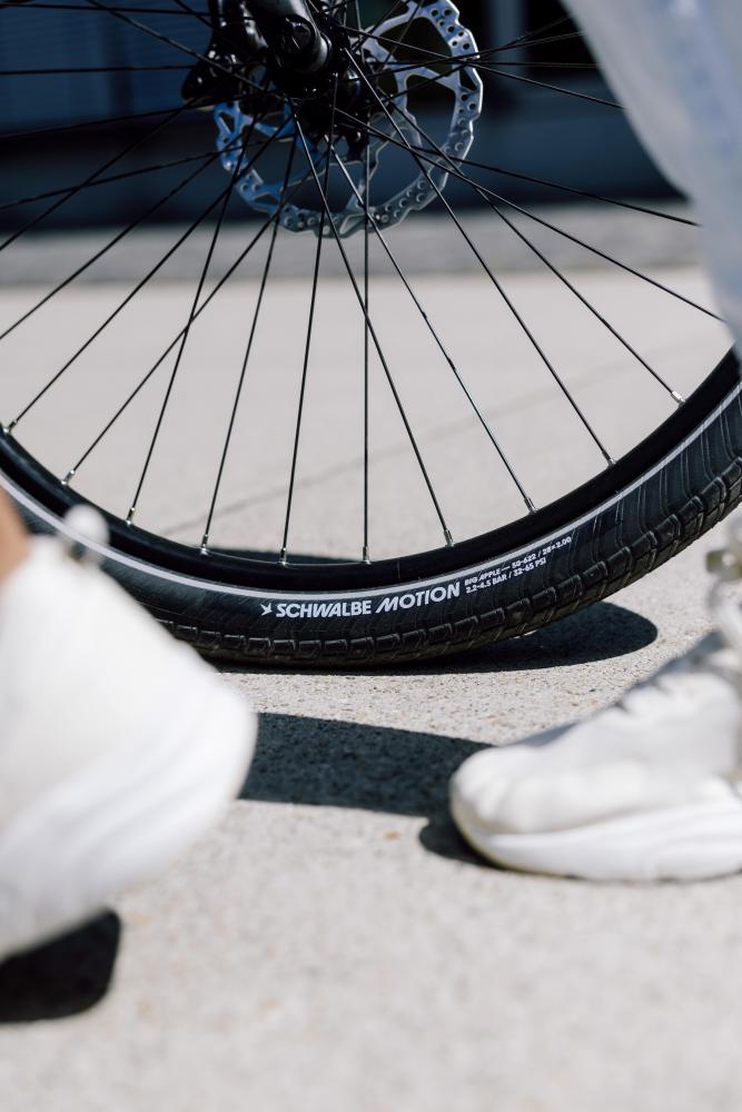 Schwalbe Motion Big Apple City-Drahtreifen schwarz/reflex mit Pannenschutz am Fahrrad mit Disc Brake und Schuhen.
