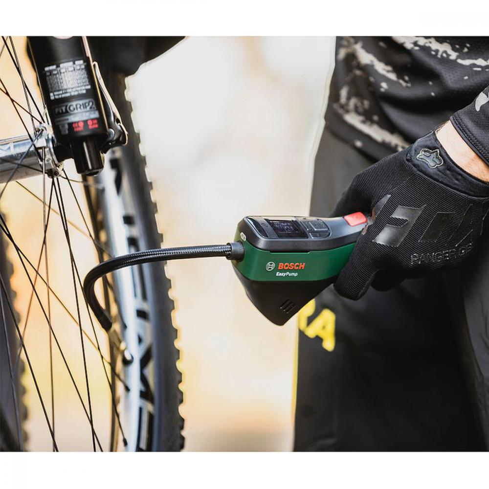 Bosch EasyPump Akku-Druckluftpumpe pumpt kabellos Fahrradreifen auf.