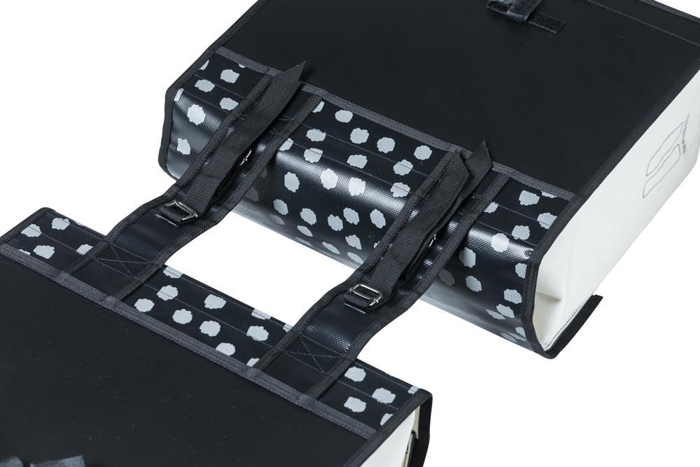Detailansicht der Basil Urban Load DB Doppeltasche schwarz beige gepunktet mit Befestigung für Gepäckträger.