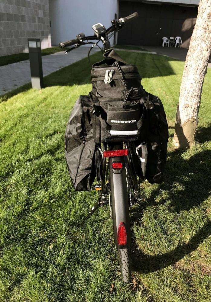 Greendonkey Gepäckträgertasche Hermann RT schwarz, 3-teilig, am Fahrrad montiert.