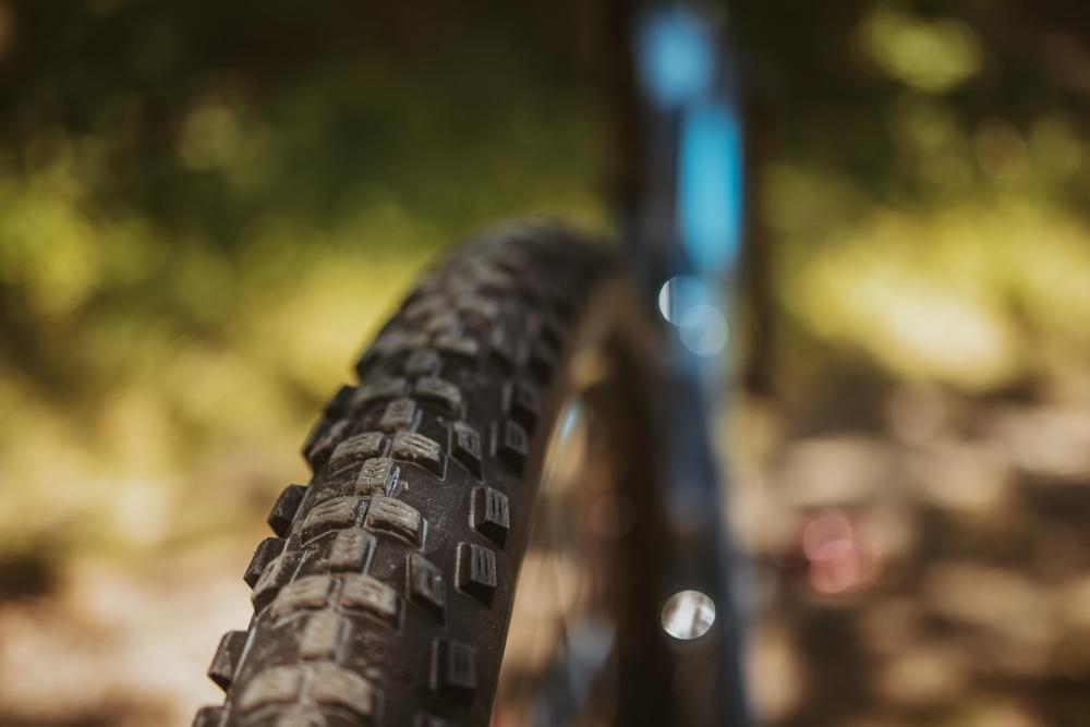 Schwalbe Smart Sam Performance 29x2,10 Drahtreifen: Nahaufnahme des Allrounder-Profils für Straße und Gelände.