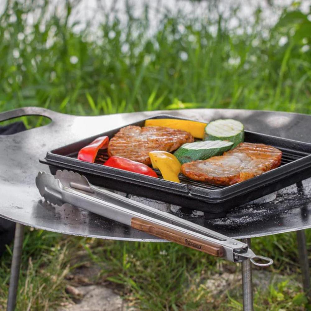 Petromax Grill- und Kohlenzange ZA2 groß 54 cm Edelstahlzange mit Holzgriff, gewölbtem Zangenkopf und Verschlussmechanismus für sicheres Grillen und platzsparende Aufbewahrung