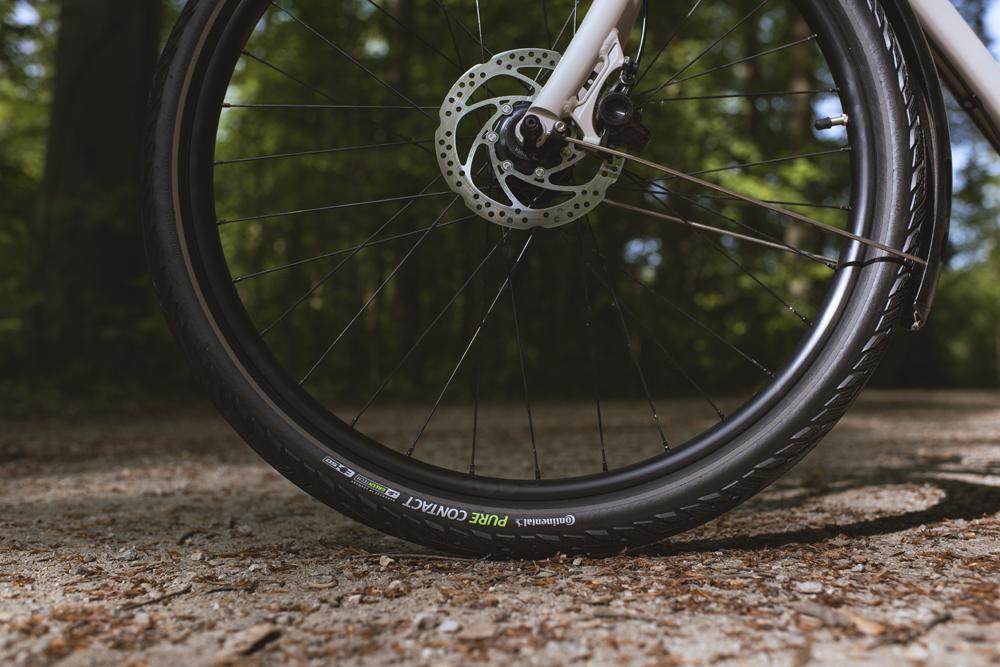 Continental Pure CONTACT E-Bike Fahrradreifen 47-622 Schwarz-Reflex mit Pannenschutz auf einem Fahrrad.