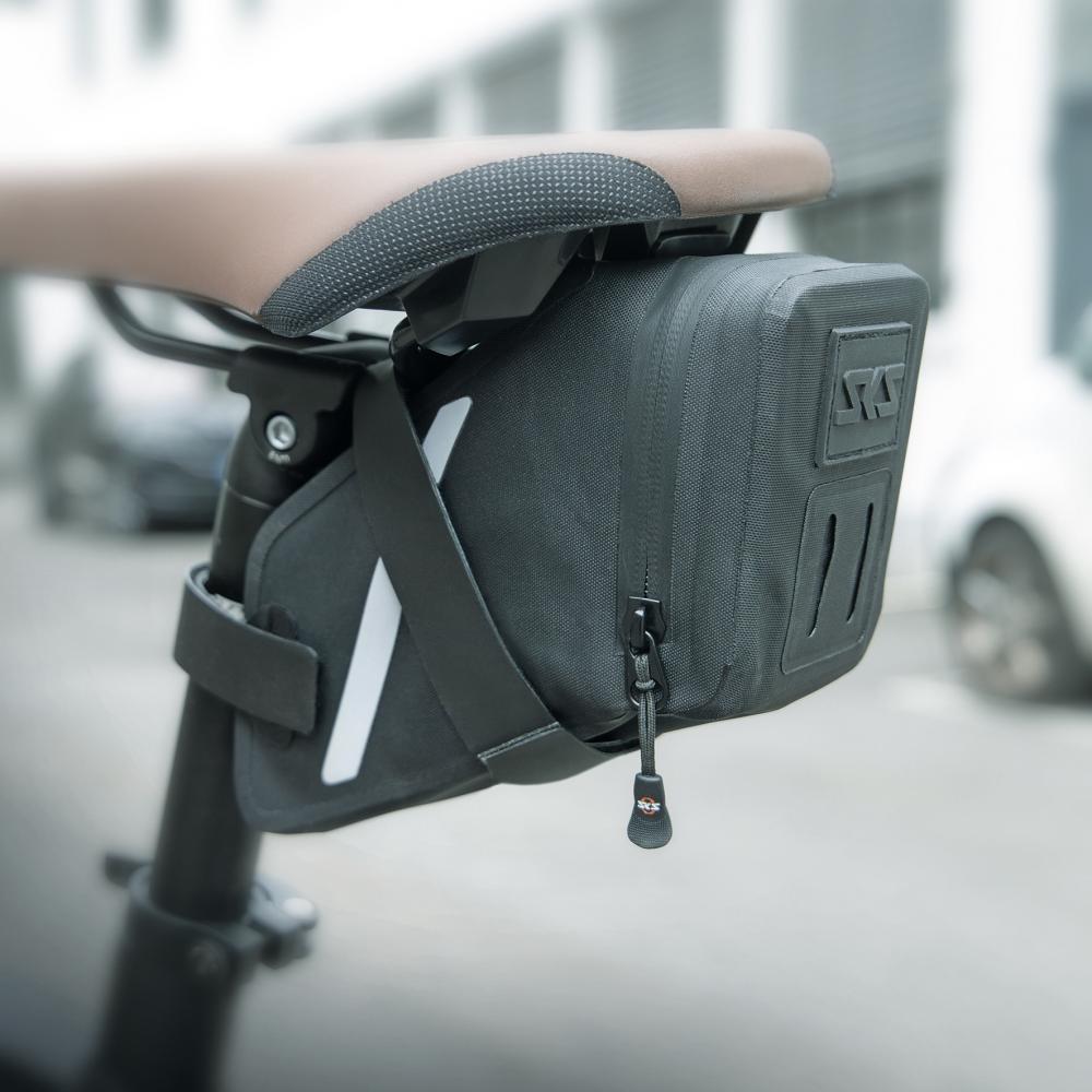 SKS Trail Saddlebag M Satteltasche schwarz, 900 ml, spritzwasserdicht, 115 g, 200 x 70 x 110 mm, reflektierende Elemente, Rücklichthalterung