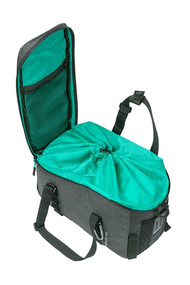 Basil Gepäckträgertasche Discovery 365D Trunkbag M schwarz, offen mit teal Innenfutter und Kordelzug.