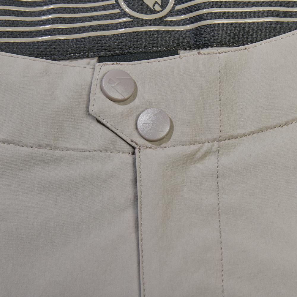 Endura GV500 Foyle Short fossil M - schlank geschnittene Radhose, optimiert für Gravel, perfekt kombinierbar mit GR500 Reiver Bibshort, leicht, robust und komfortabel