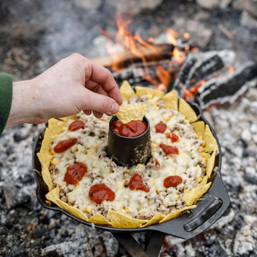 Petromax Gusseiserner Geflügelbräter cf30, Ø30cm, für saftiges Hähnchen oder Ente im Ofen oder Grill, mit Vertiefung für Kräuter, gleichmäßige Hitzeverteilung