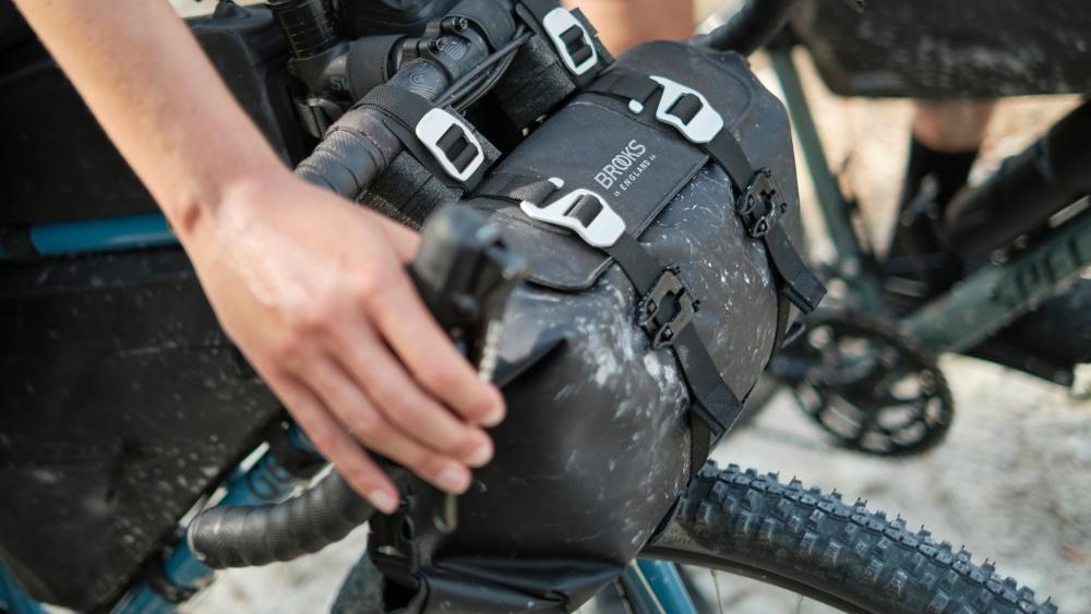 BROOKS Scape Handlebar Roll Black - wasserdichte Lenkertasche 10-12 Liter aus 600D Polyester mit Hypalon-Details - 670 g leicht, 350-400x160x160 mm