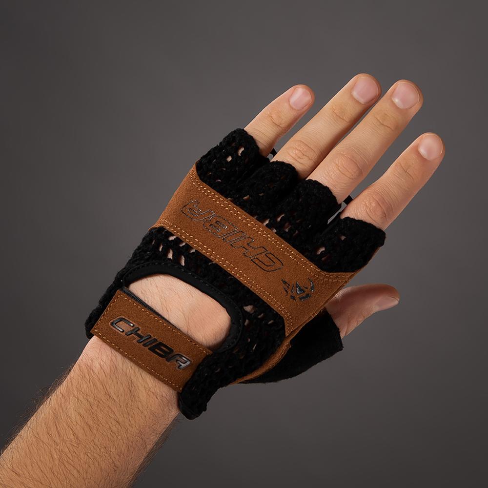 CHIBA Retro Radhandschuhe kurzfinger schwarz/braun, atmungsaktiv, Größe M auf einem Arm getragen.