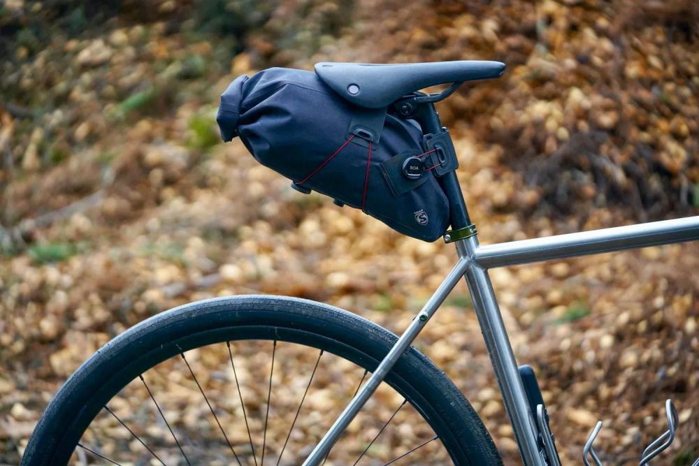 SILCA Grinta Adventure Bag - Wasserdichte Roll-Top Satteltasche 2-5 Liter, robuster BOA-Verschluss, aus recyceltem Material, ideal für Bikepacking und Abenteuer