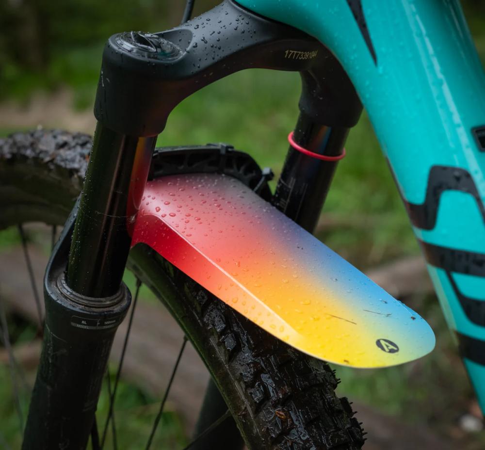 Ass Savers MFR-1 Mudder Spektrum: Leichter 18g Spritzschutz für MTB, passend für 26"-29" Räder, einfache Montage an Federgabeln, effektiver Schutz vor Schmutz