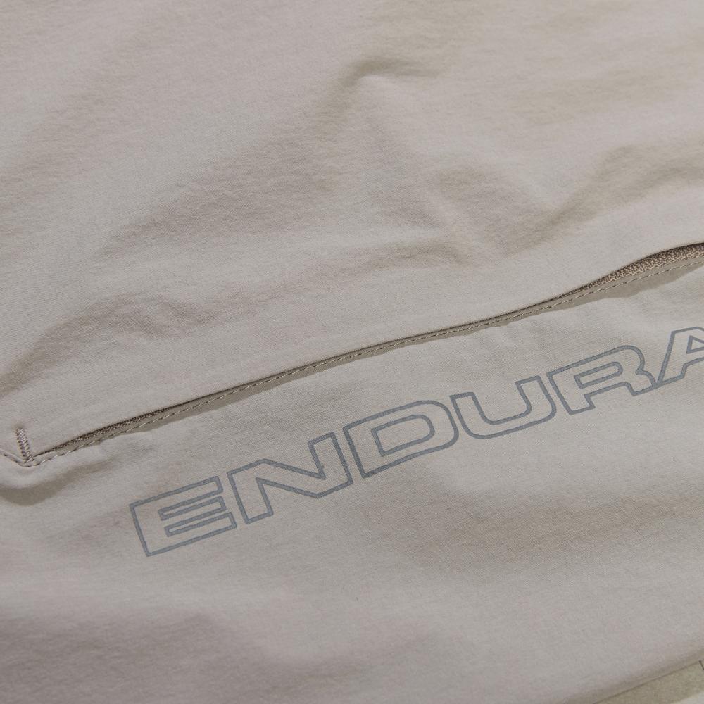 Endura GV500 Foyle Short fossil S - schlank geschnittene Gravel Radhose, leicht, strapazierfähig und atmungsaktiv, ideal kombinierbar mit GR500 Reiver Bibshort