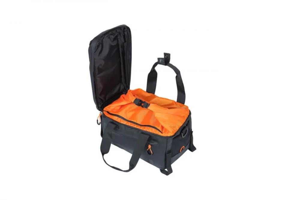 Offene Basil Miles Tarpaulin Fahrradtasche schwarz-orange, wasserdicht, 14l, mit Rollverschluss.
