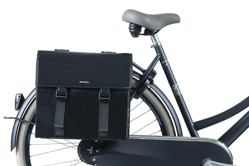 Schwarze Basil Urban Load DB Doppeltasche am Fahrrad-Gepäckträger, wasserdicht und reflektierend.