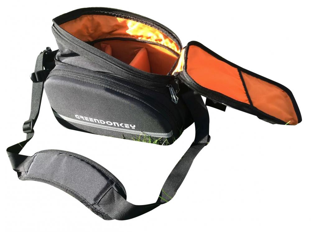 Greendonkey Gepäckträgertasche Hermann RT schwarz offen mit orangefarbenem Innenfutter und Schultergurt.