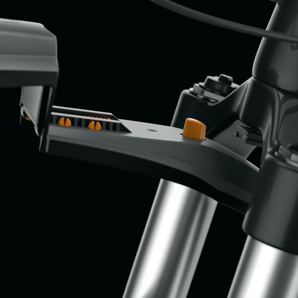 SKS Shockblade Dark Vorderrad-Schutzblech mit Steckmontage an MTB-Gabel, schwarzes Design mit orangen Akzenten.