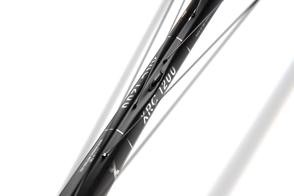 DT Swiss XRC 1200 Spline 29" leichtes XC Carbon-Laufrad in Schwarz, Nahaufnahme der Felge.