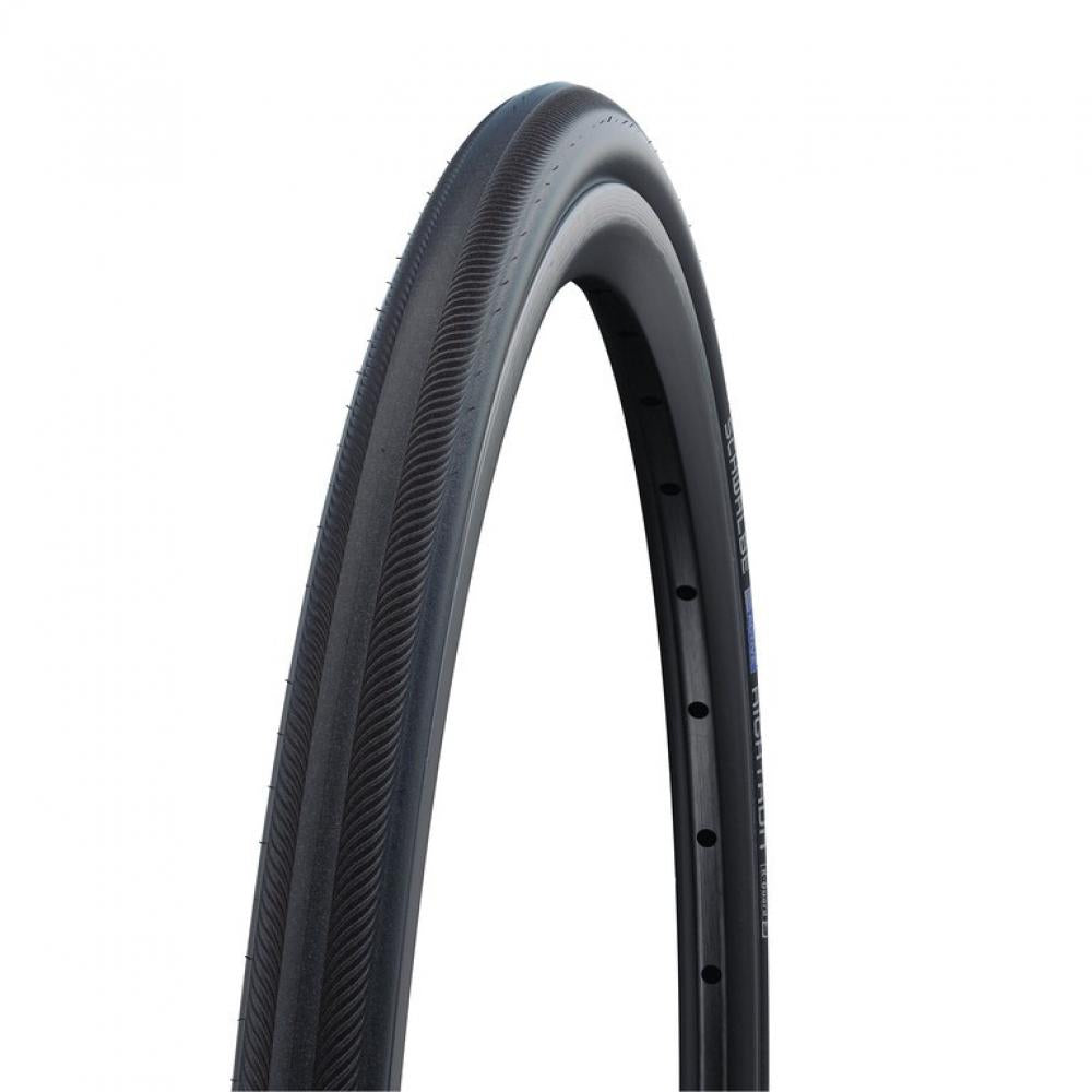 Schwarzer Schwalbe Rightrun 24x1.00" (25-540) Draht Fahrradreifen mit Wellenprofil auf Felge.
