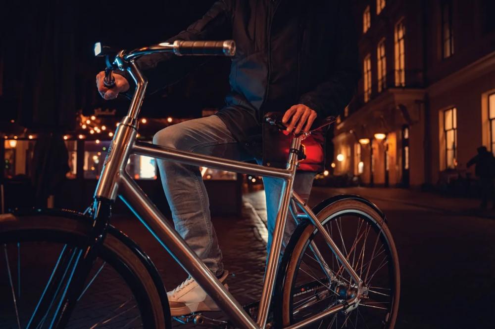 AXA LED-Akku-Beleuchtungsset AXA Dwn 30 - USB aufladbar mit Gummiband-Befestigung - Fahrradbeleuchtungsset