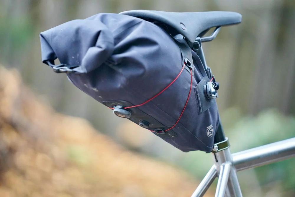SILCA Grinta Adventure Bag - Wasserdichte Roll-Top Satteltasche 2-5 Liter, robuster BOA-Verschluss, aus recyceltem Material, ideal für Bikepacking und Abenteuer