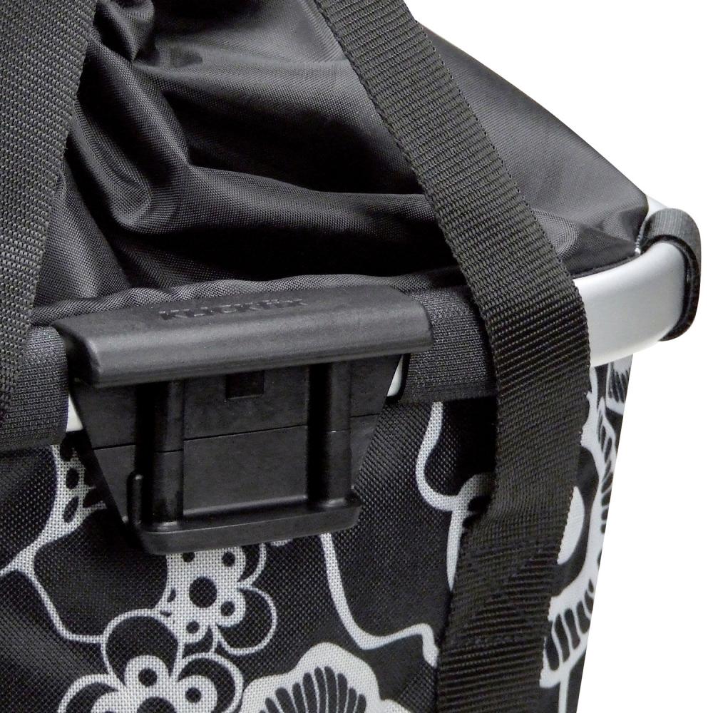 KLICKfix Reisenthel Bikebasket fleur schwarz: Detail des Halters, Gurts und des Blumenmusters.