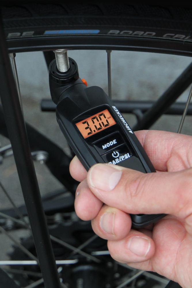 SKS Airchecker II digitaler Luftdruckprüfer für AV/SV-Ventile - 0â10 Bar hinterleuchtetes Display drehbarer Duo-Kopf Druckablassfunktion