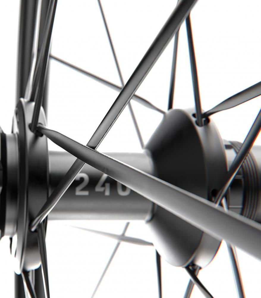 DT Swiss GRC 1400 DICUT Gravel-Laufrad, schwarz. Detailaufnahme der Nabe mit 240 und flachen Speichen.